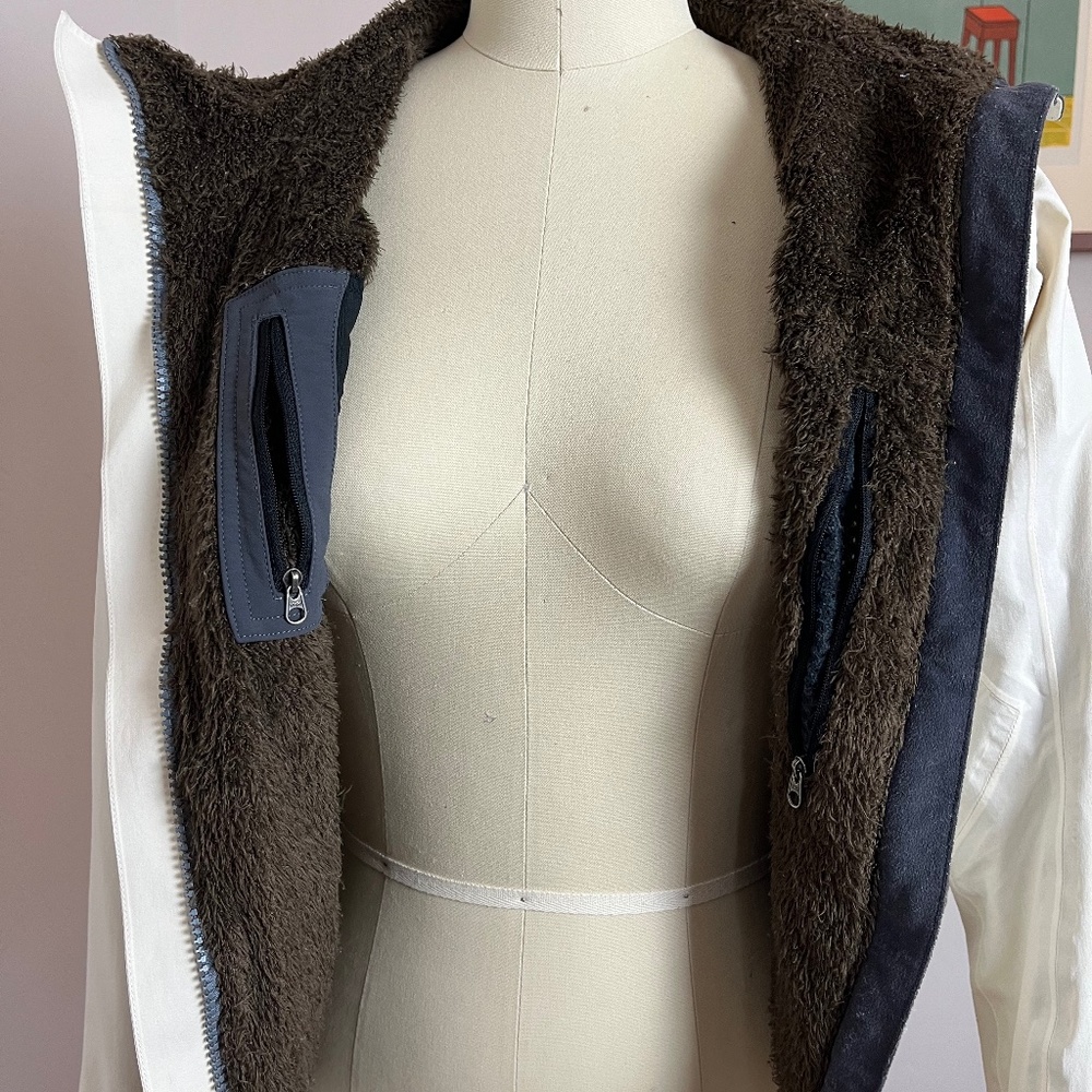 Mountain Hardware S/P white conduit soft shell lined jacket - Picture 6 of 11